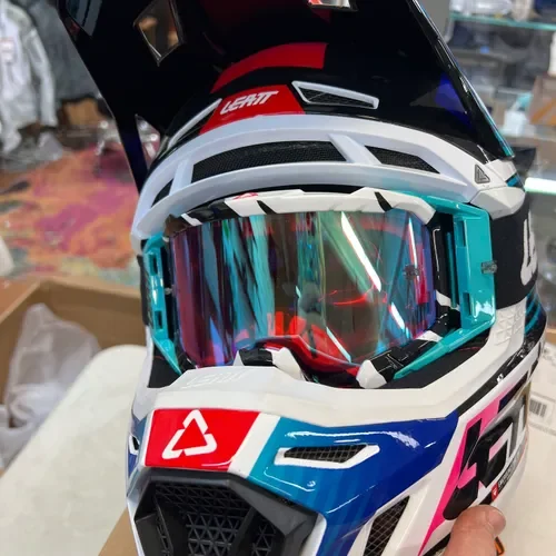 Leatt Moto 8.5 Lg Helmet Includes High End Goggles