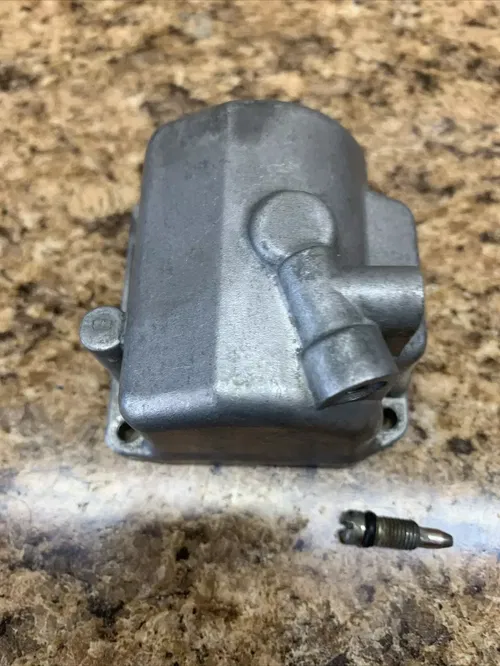1981 1982 1983 Yamaha XJ550 MAXIM SECA carburetor float bowl Right Side