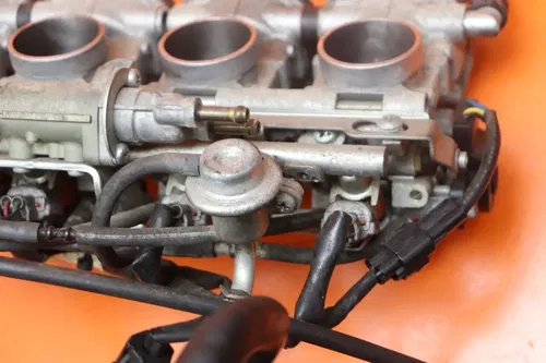 06-07 YAMAHA YZF R6S 03-04 R6 OEM MAIN FUEL INJECTORS / THROTTLE BODIES