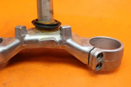 04 05 06 YAMAHA YZF R1 OEM STRAIGHT FRONT FORKS CLAMP LOWER TRIPLE TREE STEM