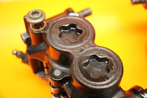 04 05 06 YAMAHA YZF R1 RIGHT LEFT FRONT BRAKE CALIPER SET PAIR CALIPERS W PADS