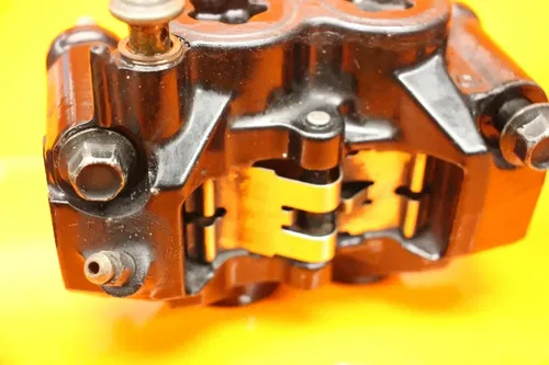 04 05 06 YAMAHA YZF R1 RIGHT LEFT FRONT BRAKE CALIPER SET PAIR CALIPERS W PADS