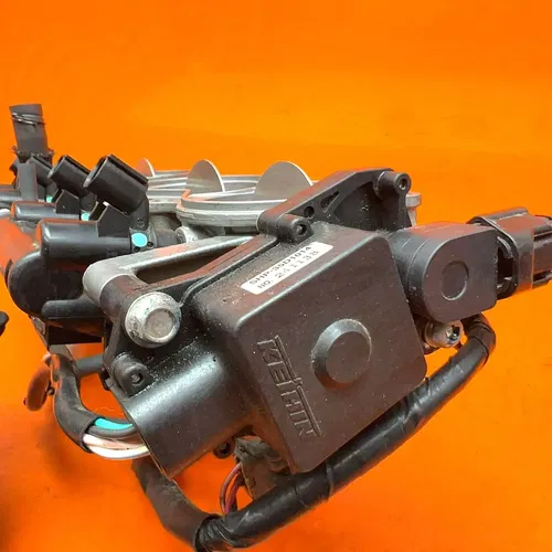 2012-2014 SUZUKI GSXR 1000 OEM MAIN FUEL INJECTORS / THROTTLE BODIES NICE!
