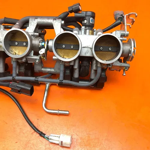 2012-2014 SUZUKI GSXR 1000 OEM MAIN FUEL INJECTORS / THROTTLE BODIES NICE!