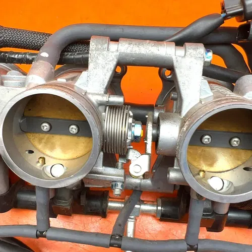 2012-2014 SUZUKI GSXR 1000 OEM MAIN FUEL INJECTORS / THROTTLE BODIES NICE!