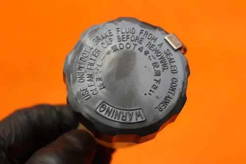 04 05 06 YAMAHA YZF R1 OEM FRONT BRAKE MASTER FLUID RESERVOIR TANK BOTTLE