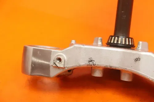2011 SUZUKI BOULEVARD OEM STRAIGHT FRONT FORKS CLAMP LOWER TRIPLE TREE STEM