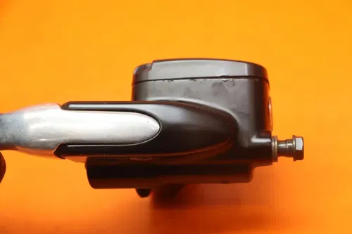 2013 HARLEY-DAVIDSON ELECTRA GLIDE FLHTK OEM FRONT BRAKE MASTER CYLINDER
