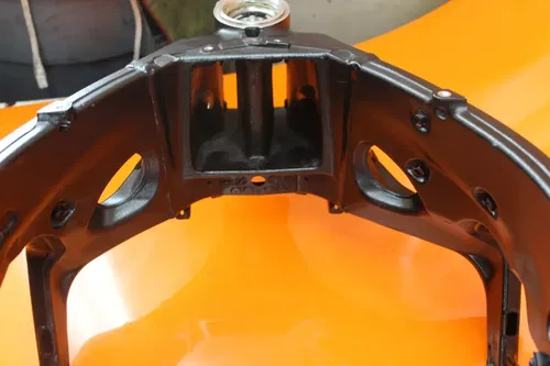 12-14 BMW S1000RR STRAIGHT FRAME CHASSIS C 386-334-6729 4 DETAILS -CRACK IN HOLE