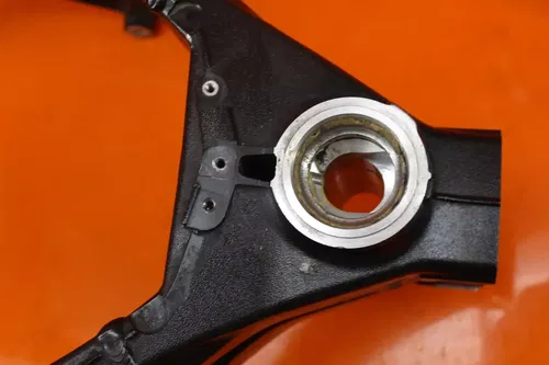 12-14 BMW S1000RR STRAIGHT FRAME CHASSIS C 386-334-6729 4 DETAILS -CRACK IN HOLE