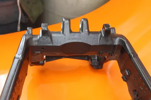 12-14 BMW S1000RR STRAIGHT FRAME CHASSIS C 386-334-6729 4 DETAILS -CRACK IN HOLE
