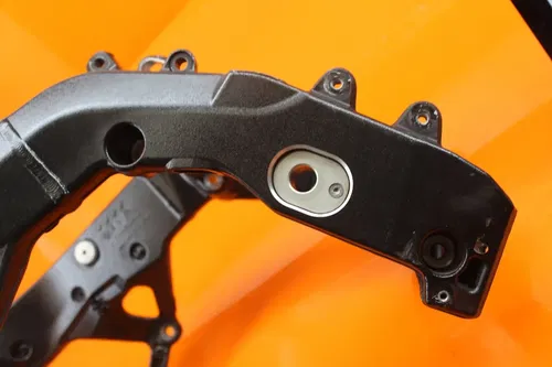 12-14 BMW S1000RR STRAIGHT FRAME CHASSIS C 386-334-6729 4 DETAILS -CRACK IN HOLE