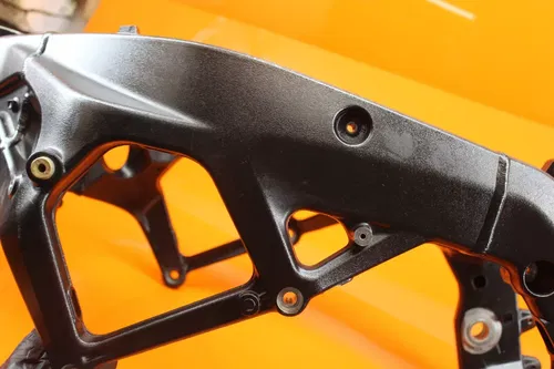 12-14 BMW S1000RR STRAIGHT FRAME CHASSIS C 386-334-6729 4 DETAILS -CRACK IN HOLE
