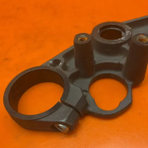 09-23 SUZUKI GSXR 1000 -- OEM FORKS UPPER TRIPLE TREE CLAMP