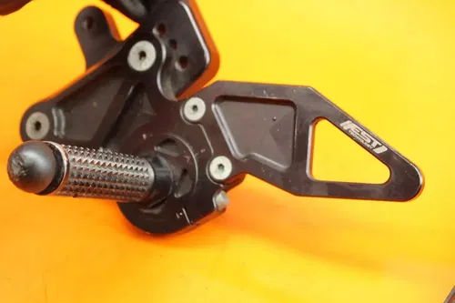 09-16 SUZUKI GSXR 1000 DRIVEN D-AXIS RIGHT LEFT REARSETS REAR SET DRIVER REST