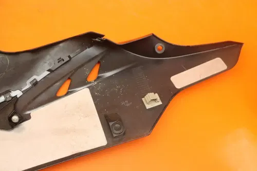 09-15 SUZUKI GSXR 1000 OEM RIGHT MID UPPER SIDE FAIRING COWL PLASTIC *NO CRACKS*