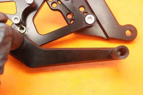 06-09 YAMAHA YZF R6S AFTERMARKET RIGHT REARSET REAR SET DRIVER FOOT PEG REST