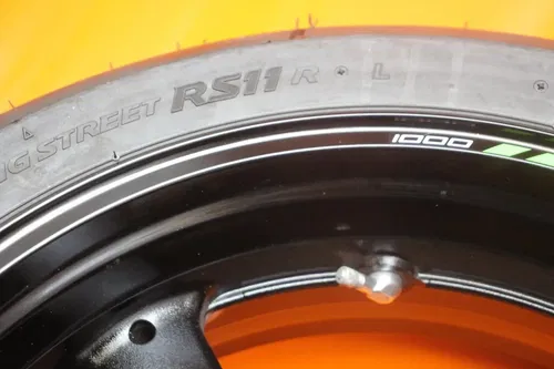 18-24 KAWASAKI NINJA ZX10R BRIDGESTONE OEM STRAIGHT REAR WHEEL BACK RIM W TIRE