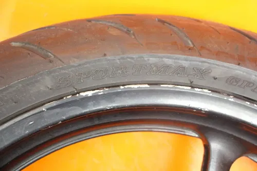 2004-2008 YAMAHA YZF R1 STRAIGHT FRONT WHEEL RIM W TIRE 5VY-25168-00-98