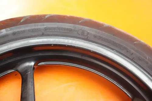 2004-2008 YAMAHA YZF R1 STRAIGHT FRONT WHEEL RIM W TIRE 5VY-25168-00-98