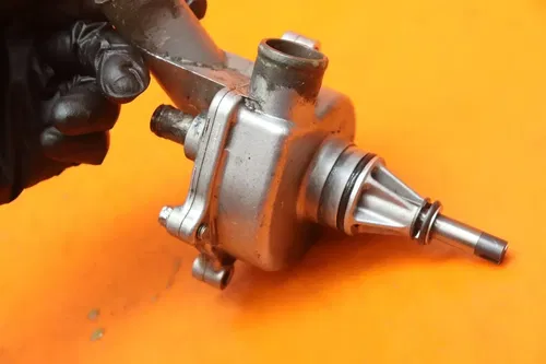 2004-2005 KAWASAKI NINJA ZX10R OEM ENGINE WATER COOLANT PUMP