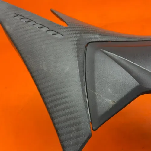 12-15 SUZUKI GSXR 1000 OEM RIGHT GAS TANK FUEL CELL PANEL COVER TRIM COWL
