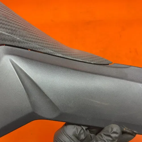12-15 SUZUKI GSXR 1000 OEM RIGHT GAS TANK FUEL CELL PANEL COVER TRIM COWL