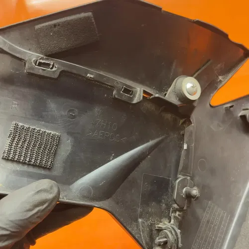 12-15 SUZUKI GSXR 1000 OEM RIGHT GAS TANK FUEL CELL PANEL COVER TRIM COWL