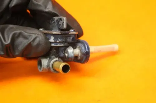 1998 2001 YAMAHA YZF R1 OEM FUEL GAS TANK PETCOCK SHUT ON OFF VALVE