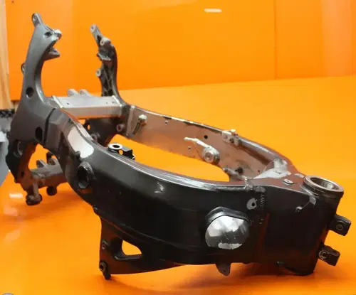 04-07 SUZUKI GSXR1300R BUSA STRAIGHT FRAME CHASSIS C 386-334-6729 4 DETAILS