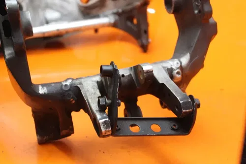 04-07 SUZUKI GSXR1300R BUSA STRAIGHT FRAME CHASSIS C 386-334-6729 4 DETAILS