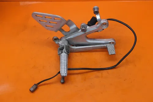 03-05 YAMAHA YZF R6 06-09 R6S OEM RIGHT REARSET DRIVER FOOT PEG REST STOP