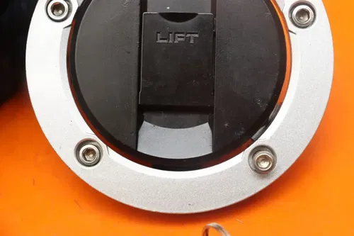 2007 SUZUKI SV1000S AFTERMARKET FUEL TANK GAS CAP AND SEAT LOCK