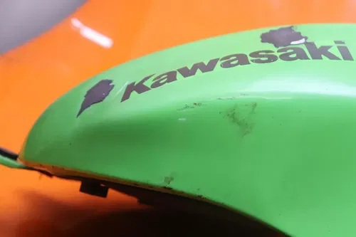 2004-2005 KAWASAKI NINJA ZX10R OEM GAS TANK FUEL CELL PETROL RESERVOIR