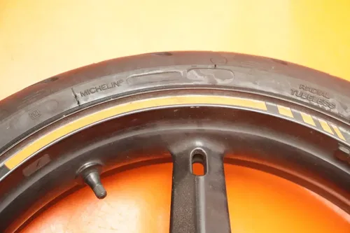 01-05 SUZUKI GSXR 600 750 OEM FRONT WHEEL RIM W TIRE