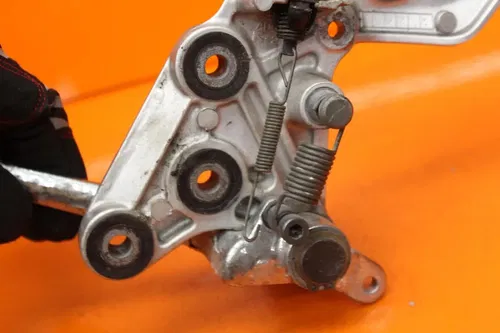 99-07 SUZUKI GSXR1300R BUSA OEM RIGHT REARSET REAR SET DRIVER FOOT PEG REST STOP