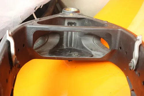 04 05 06 YAMAHA YZF R1 STRAIGHT FRAME CHASSIS C 5VY-21110-20-P0 5VY-21110-30-P0