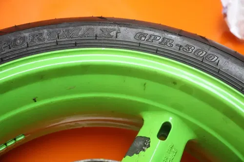 2001-2004 SUZUKI GSXR1000 OEM REAR WHEEL BACK RIM W TIRE 64111-40F01-019