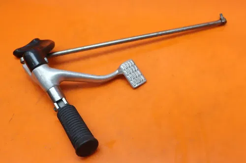 2007 HARLEY-DAVIDSON SPORTSTER 1200 OEM RIGHT REARSET REAR SET DRIVER FOOT PEG