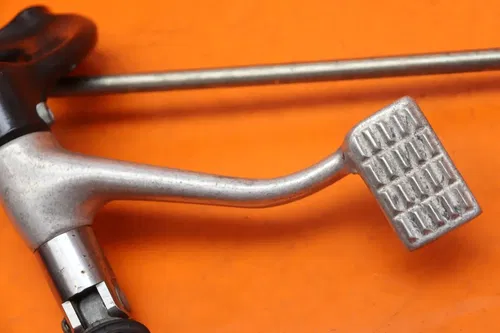 2007 HARLEY-DAVIDSON SPORTSTER 1200 OEM RIGHT REARSET REAR SET DRIVER FOOT PEG