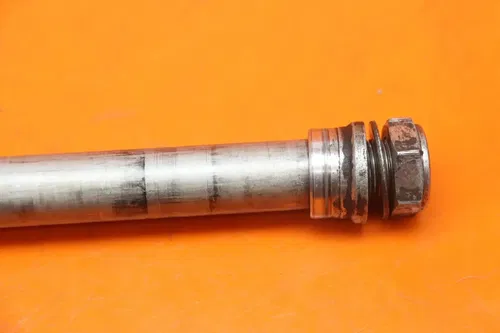 06-09 SUZUKI BOULEVARD OEM STRAIGHT REAR AXLE BACK WHEEL RIM PIVOT BOLT AXEL