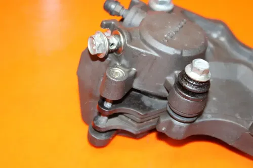 06-07 SUZUKI GSXR 600 750 OEM REAR BRAKE CALIPER W MOUNT BRACKET W PADS
