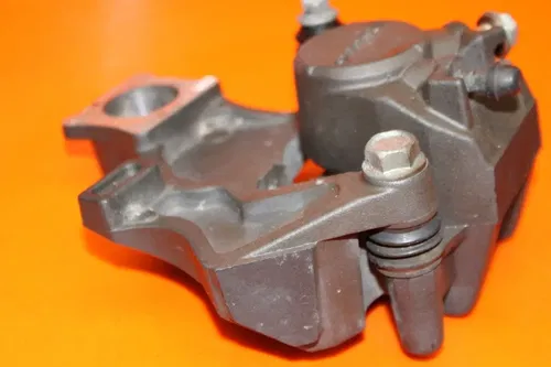 06-07 SUZUKI GSXR 600 750 OEM REAR BRAKE CALIPER W MOUNT BRACKET W PADS