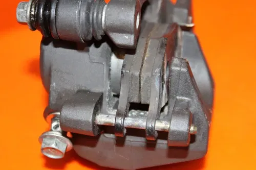 06-07 SUZUKI GSXR 600 750 OEM REAR BRAKE CALIPER W MOUNT BRACKET W PADS