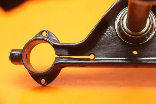 2005 HARLEY-DAVIDSON ELECTRA GLIDE OEM FRONT FORKS CLAMP LOWER TRIPLE TREE STEM