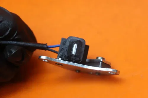2009-2011 SUZUKI GSXR 1000 OEM ENGINE MOTOR COIL PICKUP PULSE PULSER SENSOR