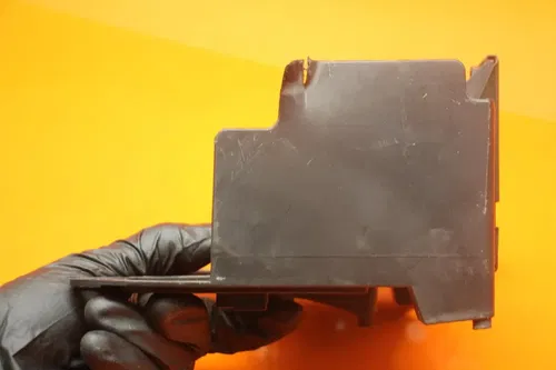 04 05 06 YAMAHA YZF R1 OEM REAR BACK TAIL UNDERTAIL BATTERY TRAY PLASTIC