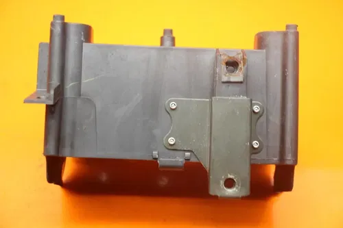 04 05 06 YAMAHA YZF R1 OEM REAR BACK TAIL UNDERTAIL BATTERY TRAY PLASTIC
