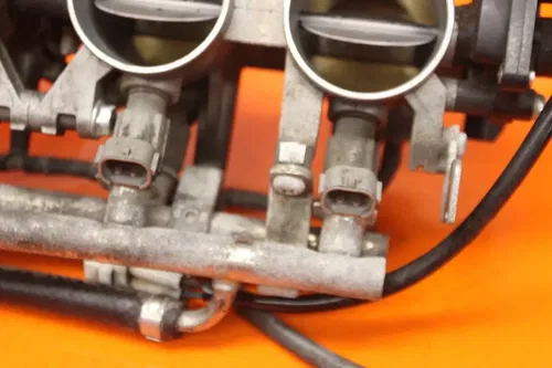 06-07 SUZUKI GSXR 750 OEM MAIN FUEL INJECTORS / THROTTLE BODIES