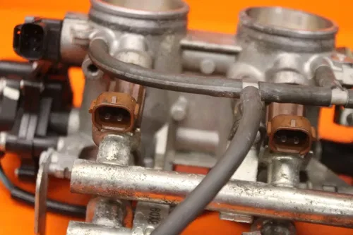 06-07 SUZUKI GSXR 750 OEM MAIN FUEL INJECTORS / THROTTLE BODIES